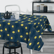 Textile Tischdecke aus Stoff in Dunkelblau mit gelbem Blumenmuster und dekorativem Überhang an den Seiten
