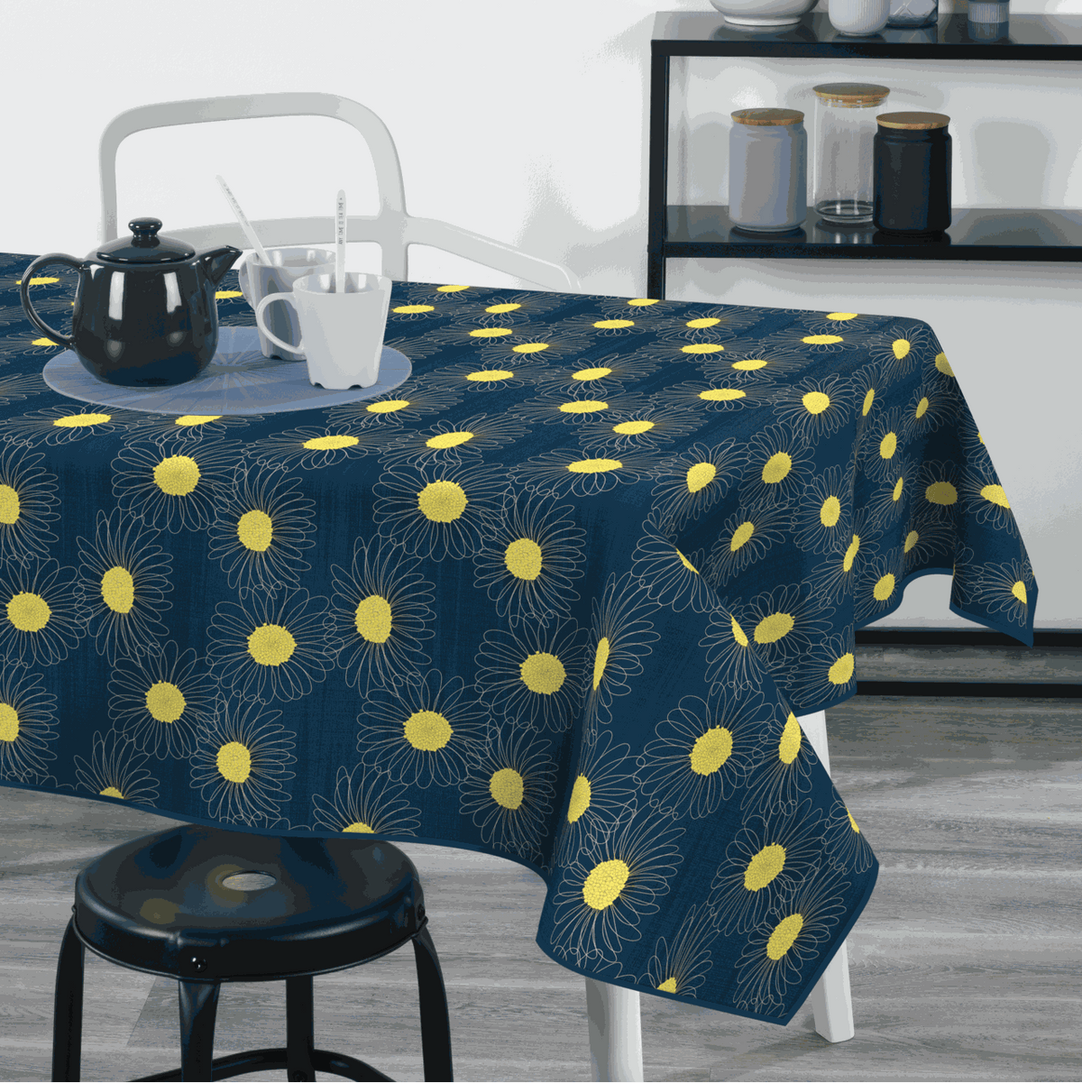 Textile Tischdecke aus Stoff in Dunkelblau mit gelbem Blumenmuster und dekorativem Überhang an den Seiten