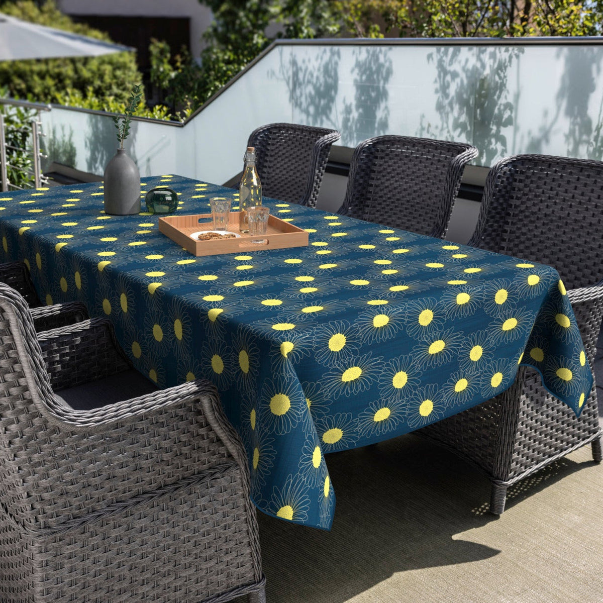 Textile Tischdecke aus Stoff in Dunkelblau mit gelbem Blumenmuster und dekorativem Überhang an den Seiten