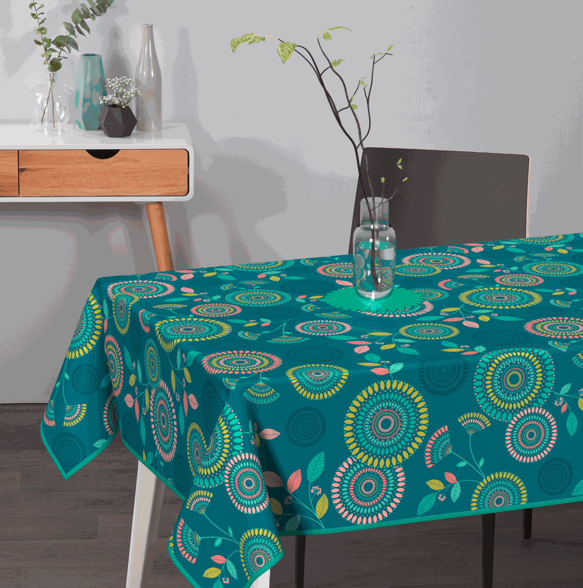 Textile Tischdecke aus Textil in Türkis mit buntem grafischem Blumen- und Ornamentmuster, eingefasstem Rand