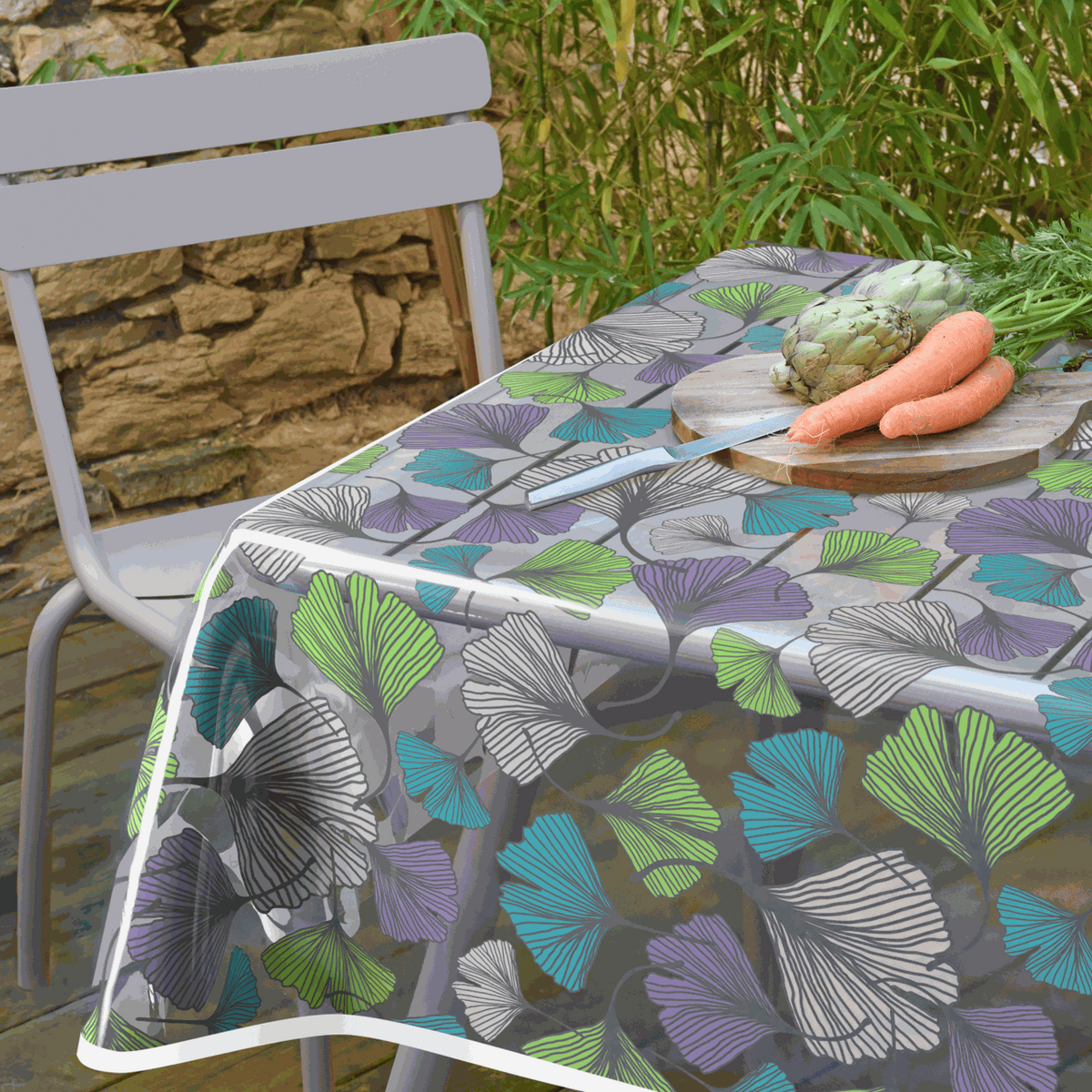 Tischfolie Transparent aus glatter PVC-Folie mit buntem Ginkgo-Blätter-Motiv und weißem Einfassband