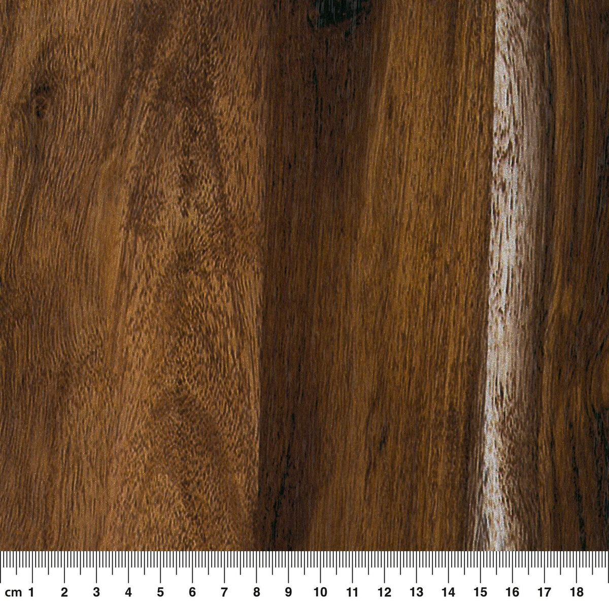 Vénilia Klebefolie Standard Eiche mit realistischer Holzoptik zur stilvollen Möbelgestaltung
