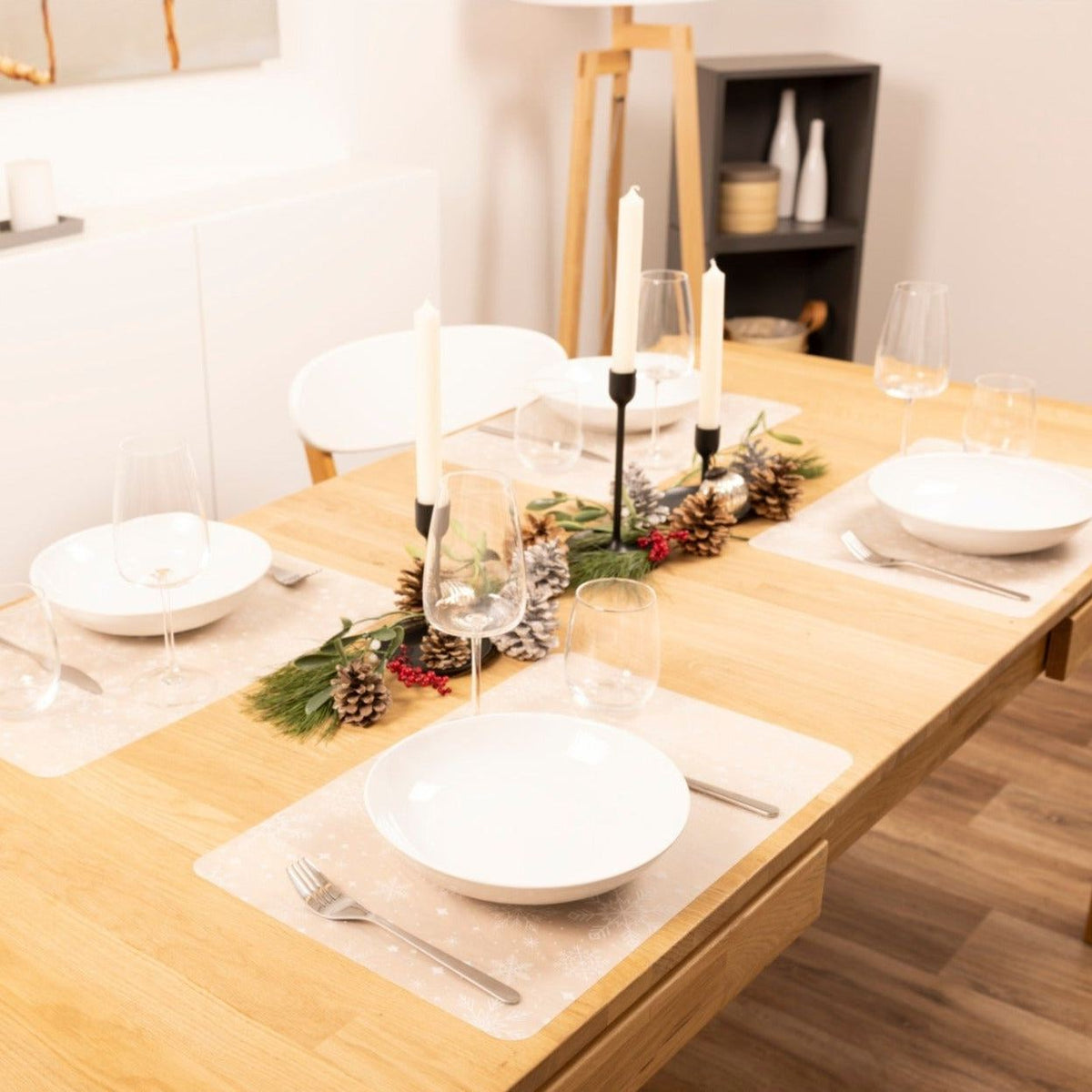 Tischset Weihnachten aus Kunststoff, rechteckig, beige mit feinem Schneeflockenmuster und abwischbarer Oberfläche