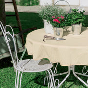 Gartentischdecke Creme aus strukturiertem Material mit gewelltem Rand und matter Oberfläche für den Außenbereich
