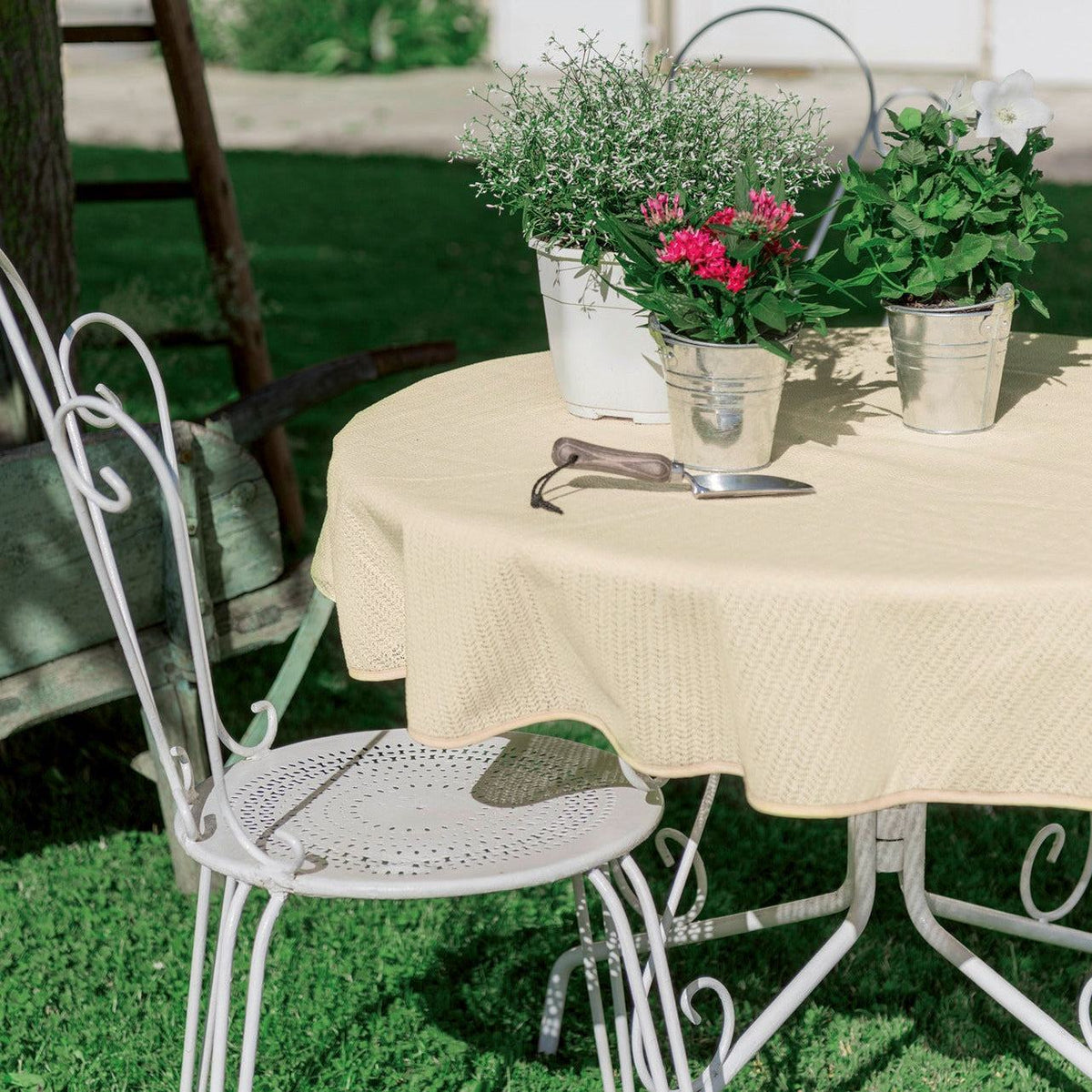 Gartentischdecke Creme aus strukturiertem Material mit gewelltem Rand und matter Oberfläche für den Außenbereich