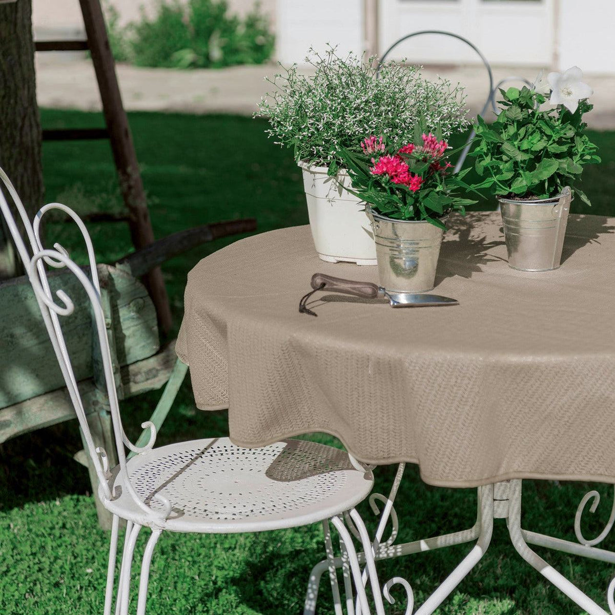 Gartentischdecke Taupe aus strukturiertem PVC mit matter Oberfläche und sauber eingefasstem Rand