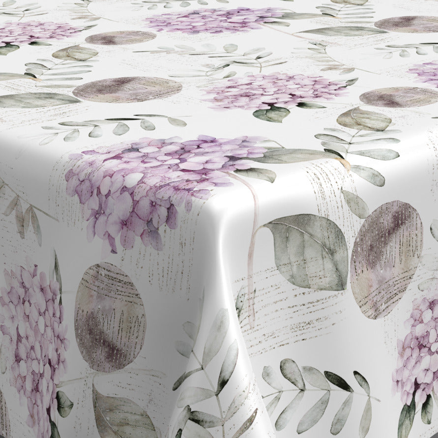 Wachstischdecke Premium Blumen aus weißem Wachstuch mit lila Hortensien, Blättern und Steinmotiv
