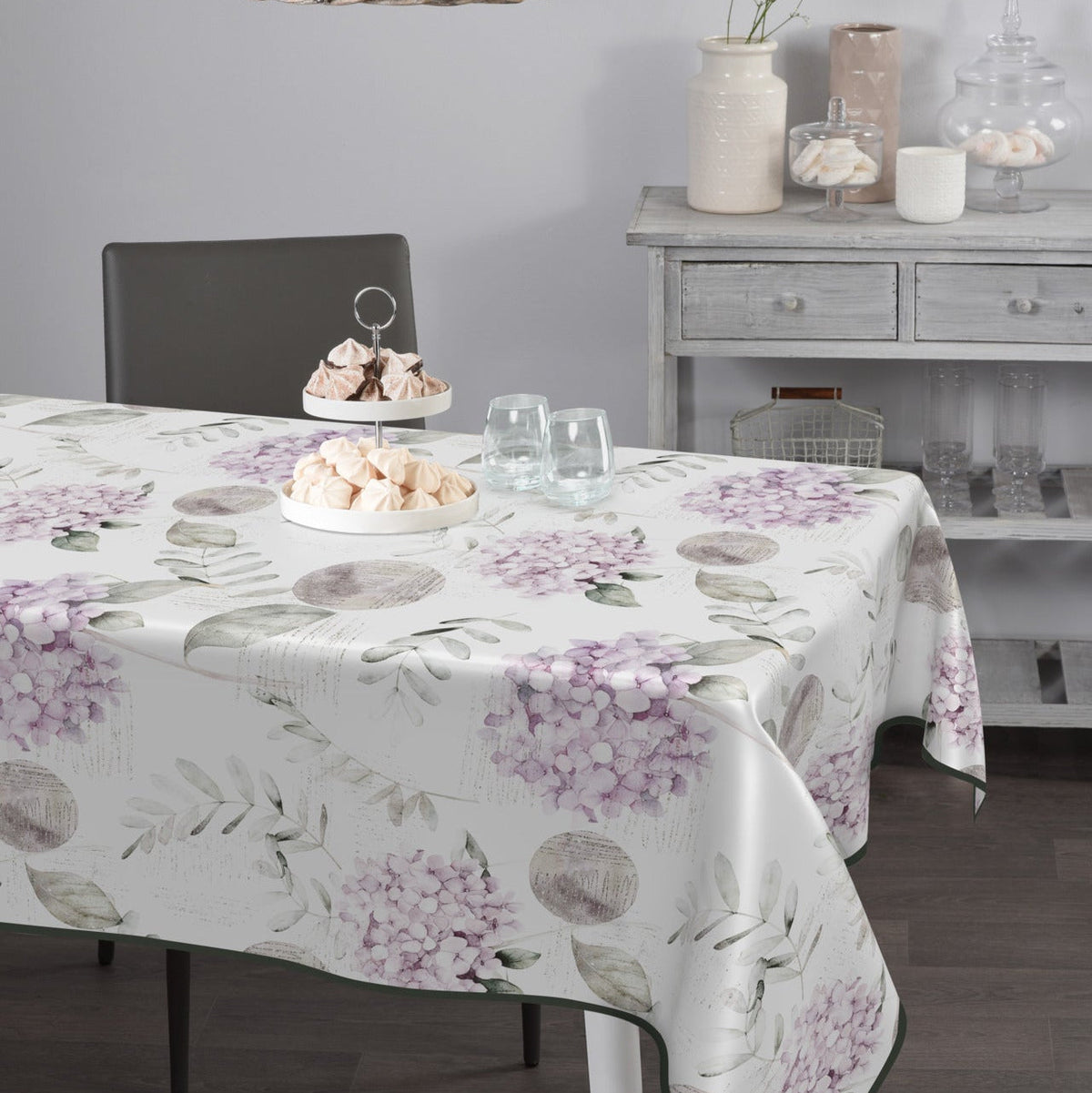 Wachstischdecke Premium Blumen aus glattem Wachstuch mit weißen und violetten Hortensien sowie grünen Blättern