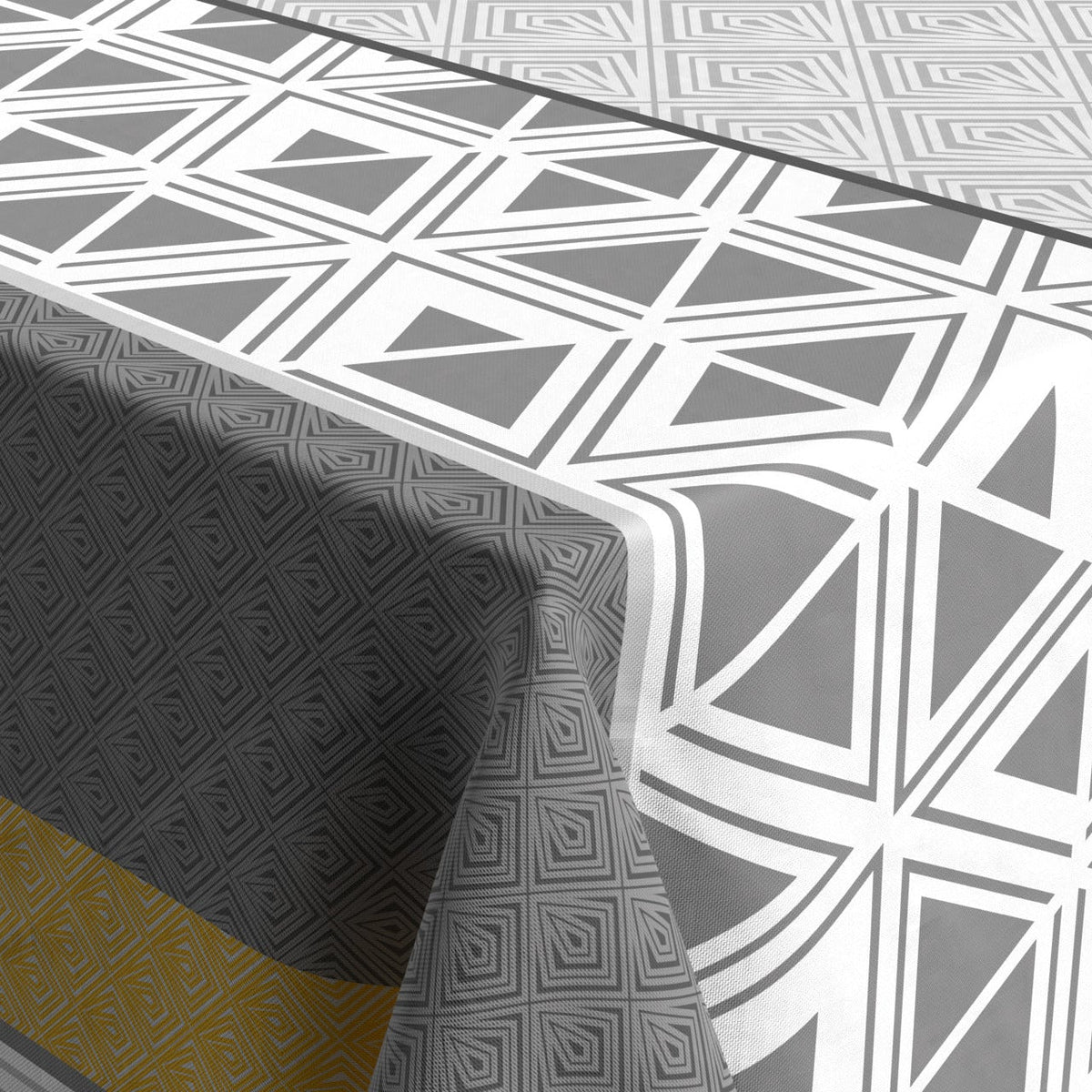 Textile Tischdecke aus Textil in Grau und Weiß mit grafischem Dreiecksmuster und sauber eingefasstem Rand