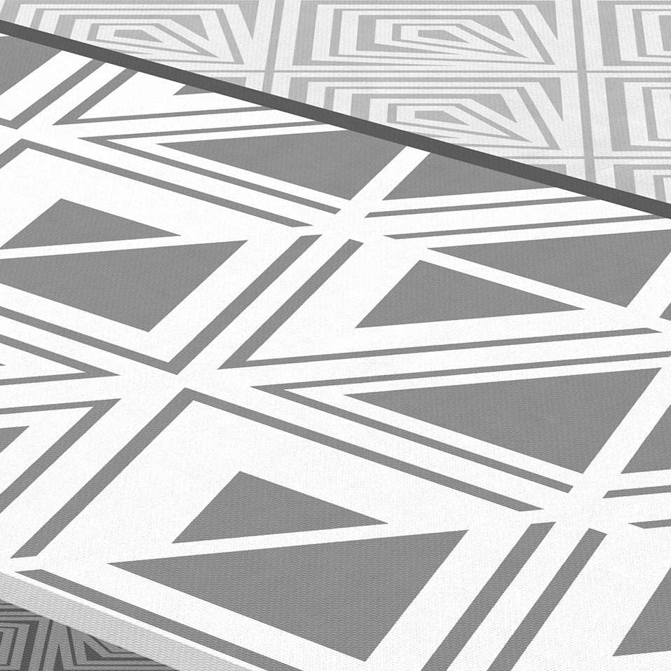 Textile Tischdecke aus Textil in Grau und Weiß mit grafischem geometrischem Dreiecksmuster und Einfassband