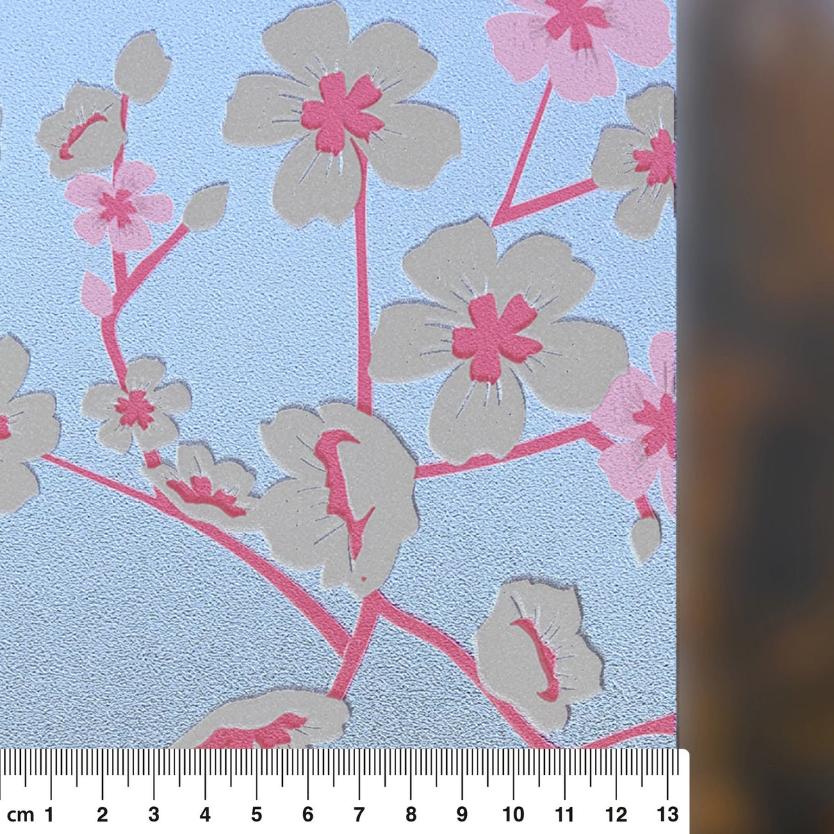 Vitrostatic Sichtschutzfolie mit floralem Blumenmuster in Rosa und Grau, statisch haftend und lichtdurchlässig
