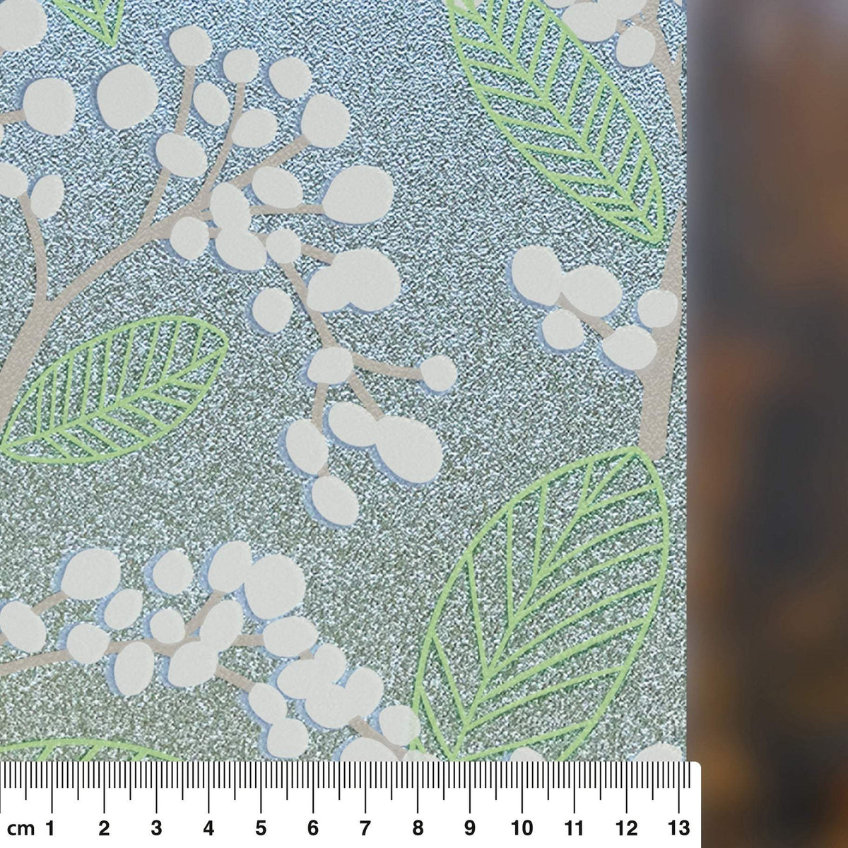 Vitrostatic Fensterfolie mit milchig-transparenter Blatt- und Beerenmusterung, statisch haftend und blickschützend