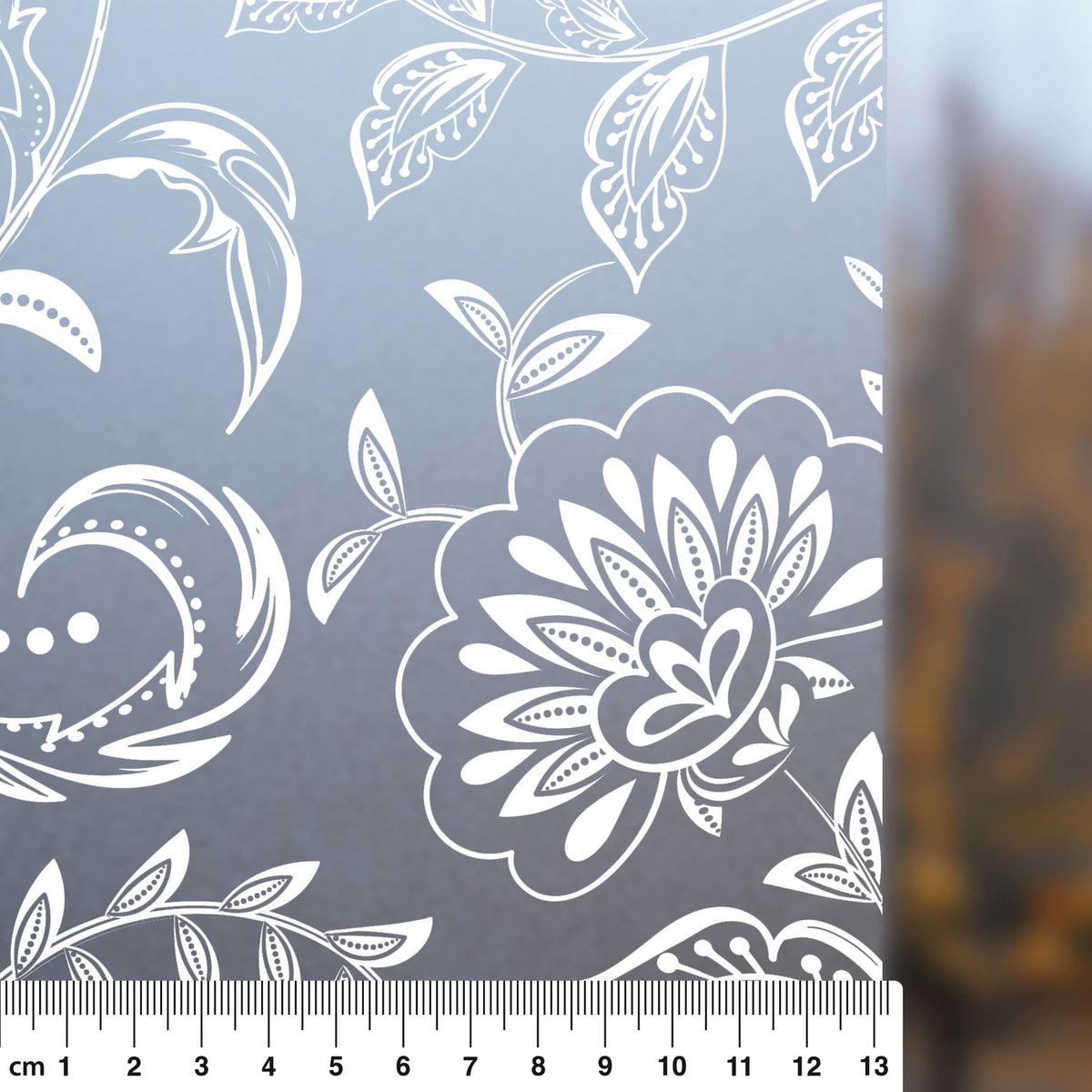 Vitrostatic Sichtschutzfolie mit weißem floralen Blumenmuster auf transparenter Folie, dekorativ und blickdicht