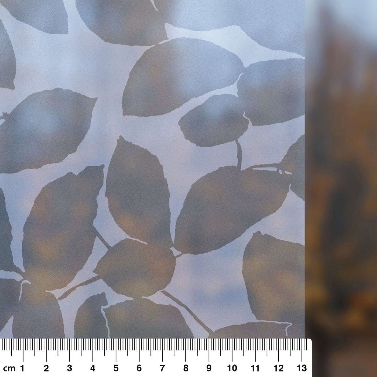 Vitrostatic Fensterfolie mit milchig-transparenter Optik und grauem Blätter-Muster, statisch haftend, etwa 13 cm breit