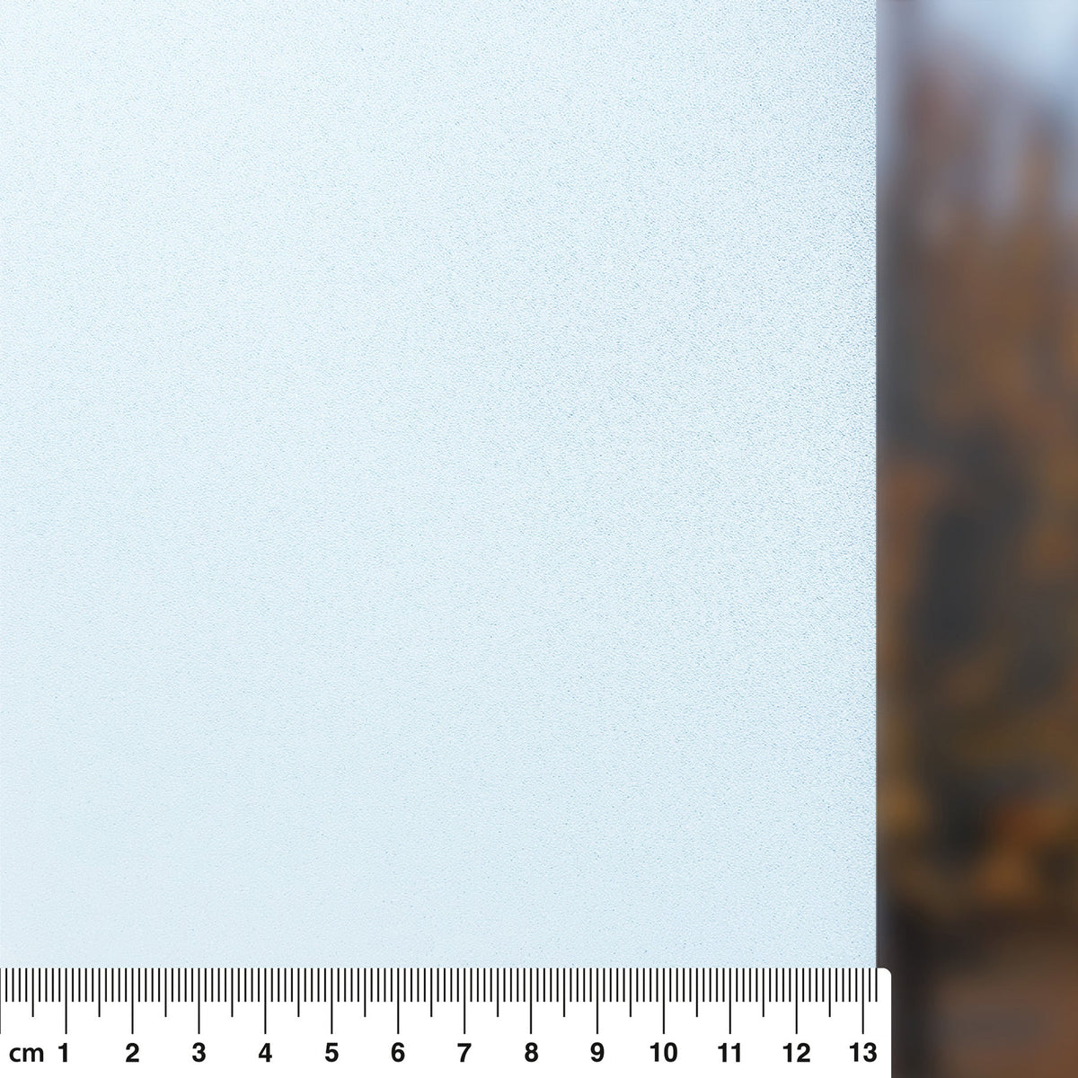 Vitrostatic Sichtschutzfolie in matter Milchglas-Optik, transluzent und statisch haftend, mit Zentimeterskala
