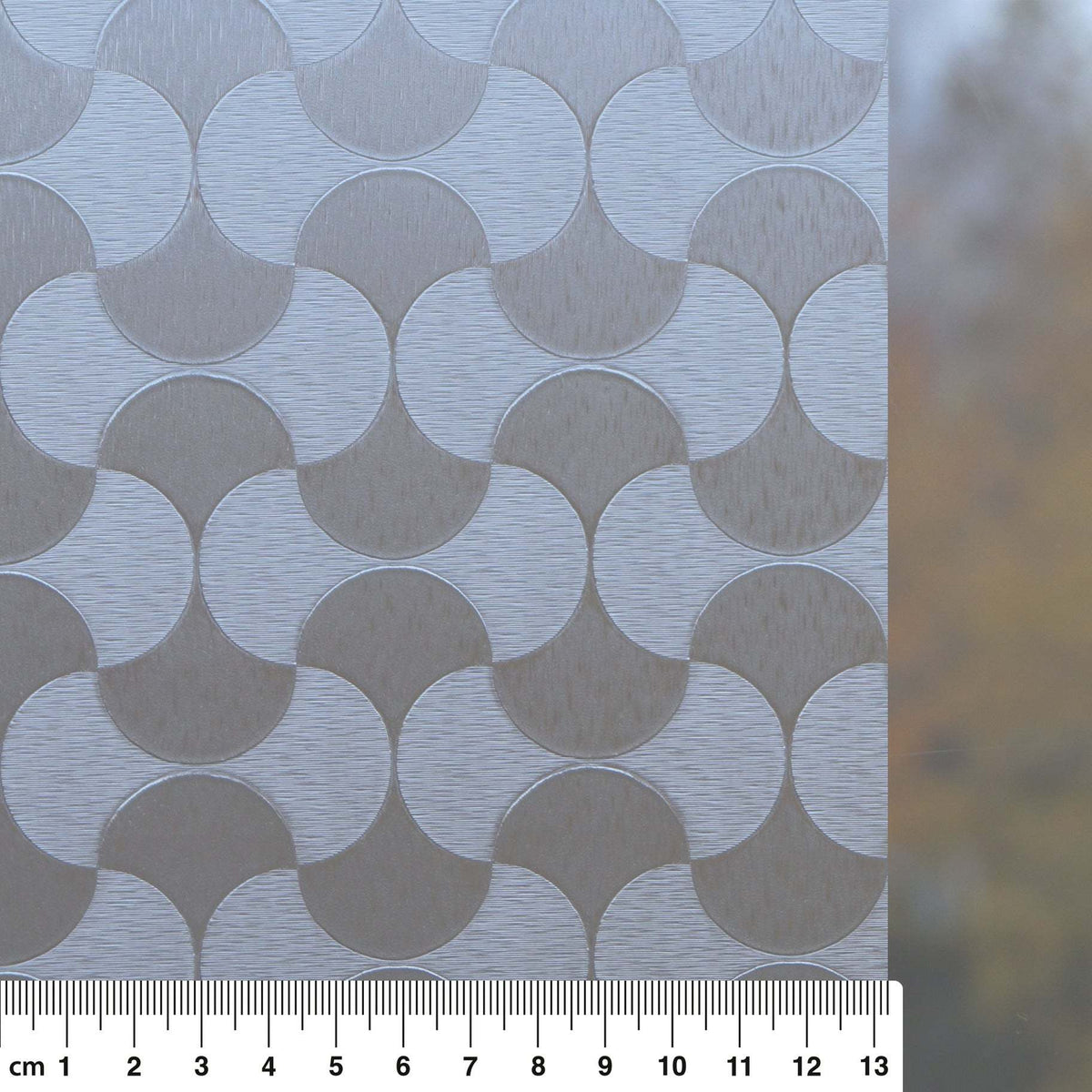 Vitrostatic Sichtschutzfolie mit geometrischem Muster für Fenster, lichtdurchlässig und dekorativ, ideal für Privatsphäre und Tageslicht.
