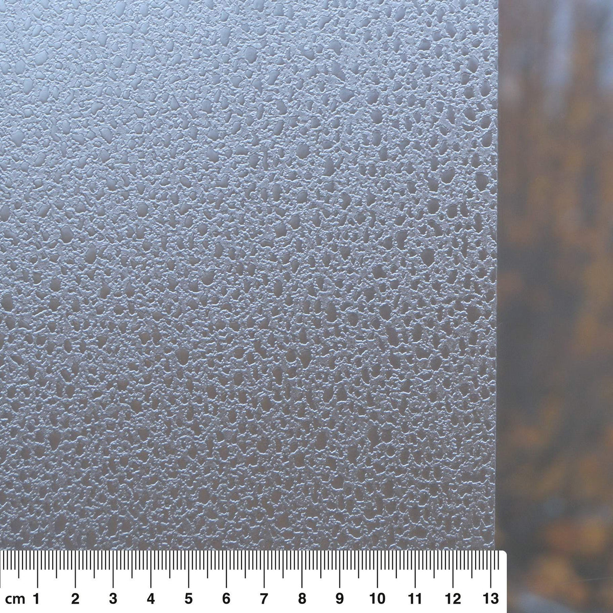 Vitrum Sichtschutzfolie mit bläulich-grauer Kunststoffoberfläche und reliefartiger Wassertropfen-Struktur, zuschneidbar